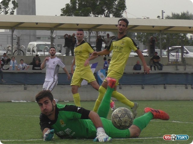 טמיר ללו סוגר את השער של בית"ר כפר סבא